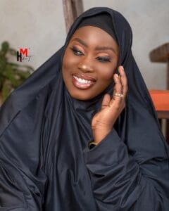 (05 photos) : Chic sous son voile, Diarra (Infidèles), une beauté sans faille