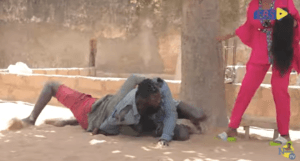 VIDEO_ Bagarre entre Niankou et son ami fou : « Sama auto makoy dawalal sama bop »