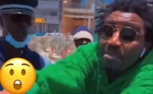 Le « khouloo » de Waly Ballago Seck avec un gendarme  « Loutakh nga may arrêter… »