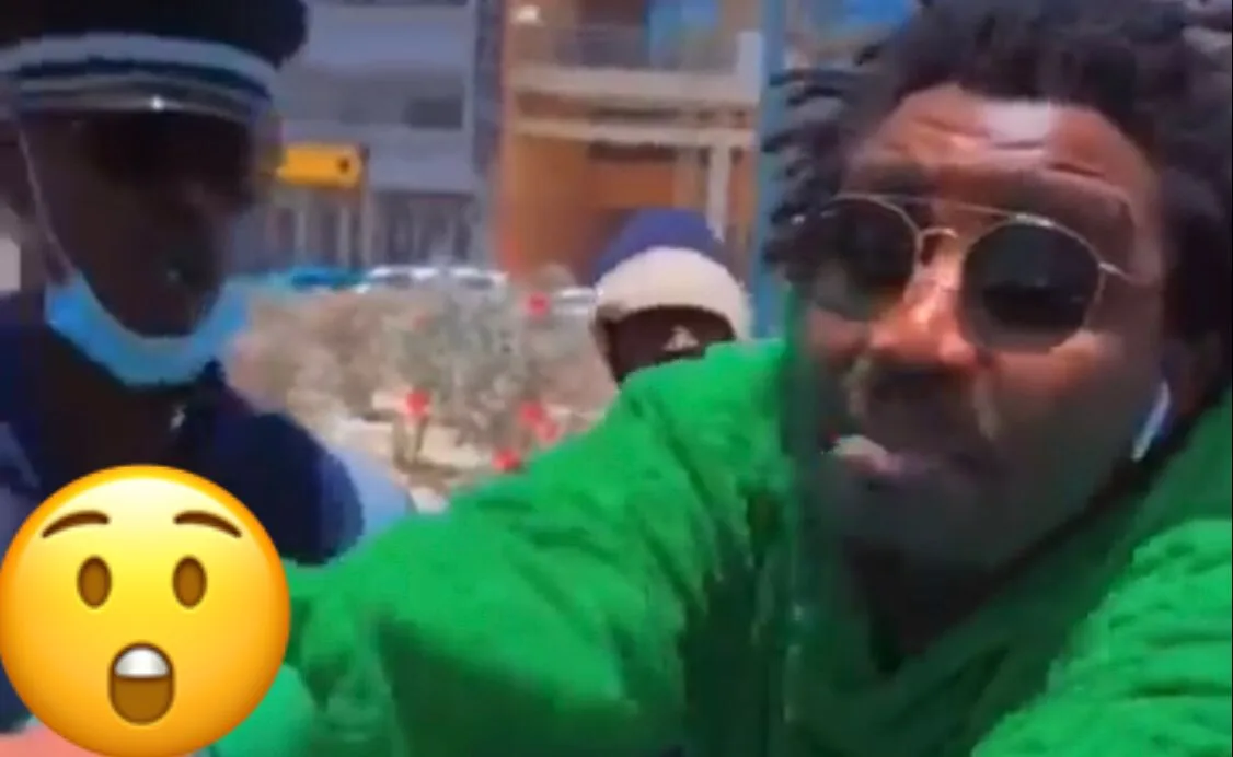 Le « khouloo » de Waly Ballago Seck avec un gendarme « Loutakh nga may arrêter… »