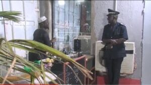 VIDEO_ Prétendant être au poste de service, un policier se défoule sur un son de Youssou Ndour…