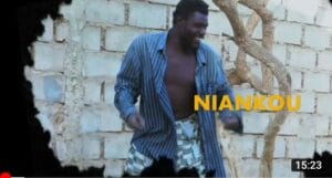 Vidéo: A mourir de rire, Niankou imite le « Bakku » d&rsquo;Eumeu Séne