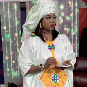 (Photos): En grand-boubou blanc, Sophia bluffe le le plateau de la 2stv