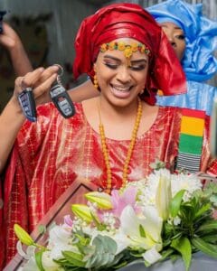 Al khaïry : Marie Louise Diaw : 2 voitures offertes par l&rsquo;international Pape Abdou Cissé (photos)
