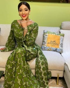 (05 photos) : Adja Diallo, sublime dans une sculpturale robe vert émeraude