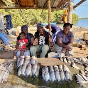 Arrêt sur image : Aliou Cissé, El Tactico, pose avec des vendeuses de poissons