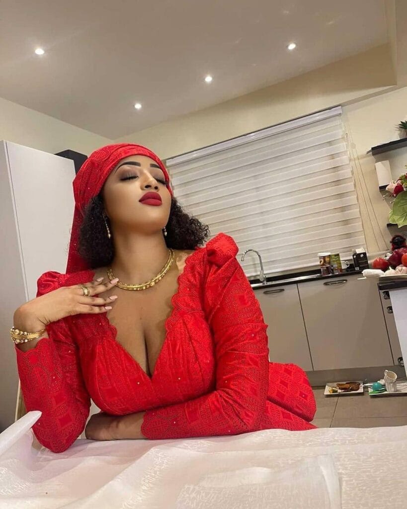 (01 photos) : Majestueuse en taille basse rouge, L&rsquo;actrice Betty expose sa poitrine et hypnotise ses followers