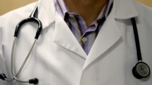 Clinique Suma Assistance : L&rsquo;infirmier-assistant fait du « yaktaane » à une patiente