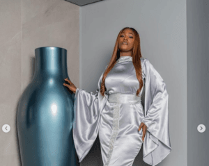 (03 photos) : En robe, Ouly de Emprise se la moule gris