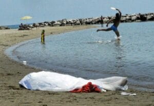 (Vidéo): Un cadavre déterré à la plage de Cambérene