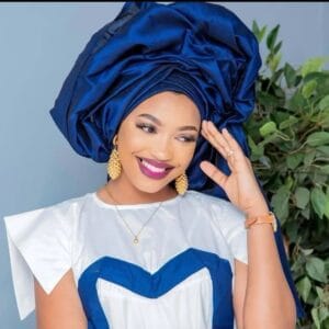 Reine de King : En bleu-blanc, Fatel dou ngaaka si solou