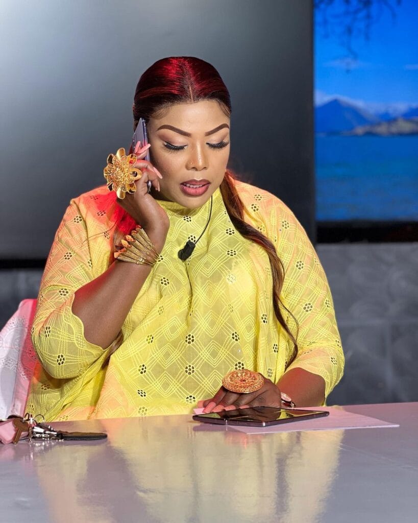 (02 photos) : Amina Poté illuminée par le jaune or de sa tunique et de ses bijoux