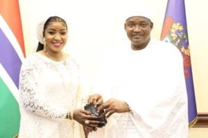 (04 photos) : Gambie : L&rsquo;animatrice Awa Gai honorée par Adama Barrow