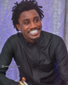 (04 photos) Djellaba noire, sourire royale, cheveux touffus, Wally Seck éternel stylé