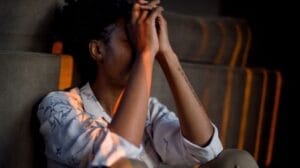 « Ma belle-mère aime dormir entre mon mari et moi… » : Que faire ? 