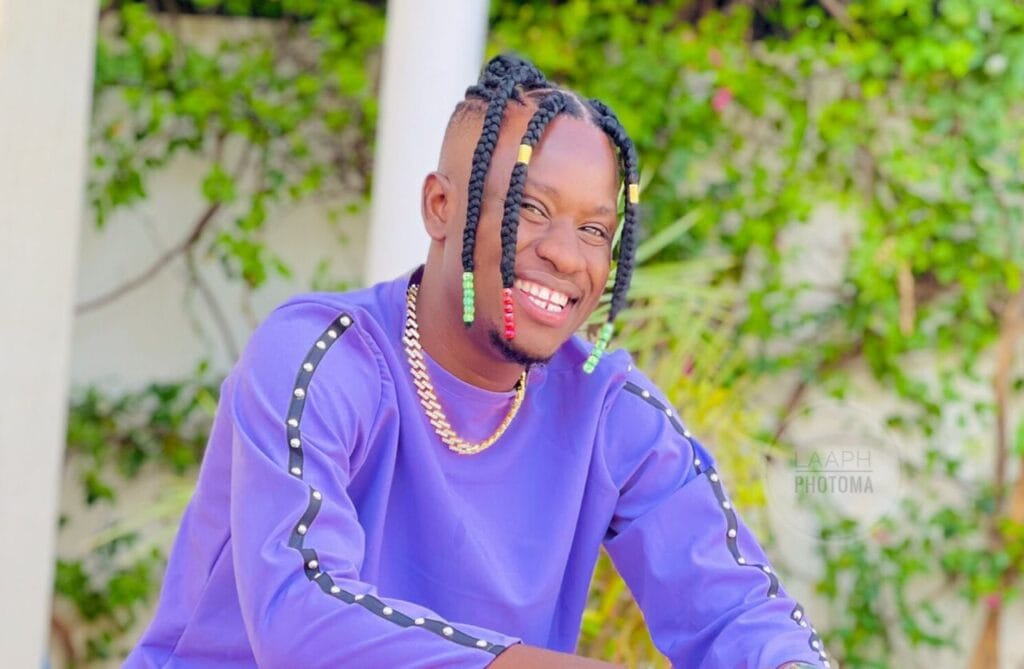 Mèche avec perle: Le nouveau look de Pape Bilal du groupe Zbest Family qui fait jaser la toile