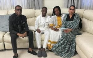 Korité : Entouré de ses sœurs,  frères, et enfants, Youssou Ndour célèbre la fête en famille