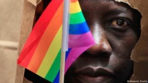 Suis devenu homosexuel à cause du vieux qui m’a circoncis, il me forçait tous les nuits à faire l’amour avec lui