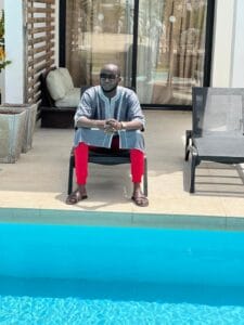 ( 04 photos) : A Paris, Oustaz Modou Fall en sinécure au bord de la piscine