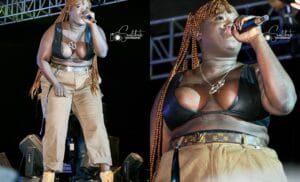 La rappeuse D-freezy exhibe ses seins en plein concert