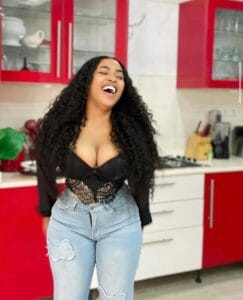 (03 photos) : Aïcha Koné expose sa poitrine XXL dans un corset, ses followers hypnotisés
