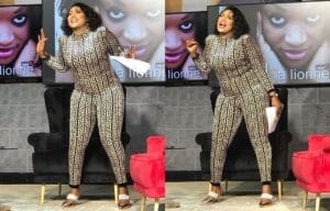Forme généreuse: Amina Poté régale les téléspectateurs de TFM dans une combinaison moulante