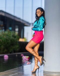 Jupe courte, talons à lacets : Queen fait biz…
