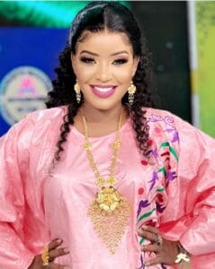 (Photos): Awa Gaye, la Gambienne de Tfm, s&rsquo;affiche en mode grande dame