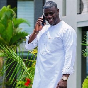 (Photos) : Akon, l&rsquo;élégance du costume africain…