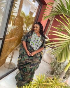 (Photos): Relaxe, Adjia s&rsquo;affiiche dans un grand boubou trés souple