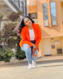 (Photos): Fraîche et simple, Nesh annonce l&rsquo;été