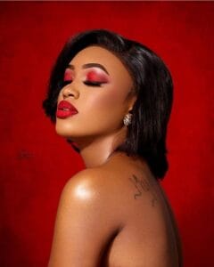 (Photos): Dans un rouge danger hyper sexy, Fatel montre ses tatouages