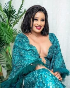 (Photos): Touti pathial, Esther Ndiaye plus belle que jamais dans une robe bien serrée