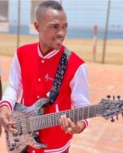 (Clip): A la baguette magique, Cheikh Niang pince sa guitare et fait danser tout le monde