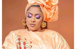 (Photos): Djongoma 3G, l&rsquo;actrice Adja s&rsquo;affiche dans un beau grand boubou