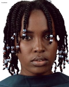 Arrêt sur image : Ecorce ébène, tresses afro, l&rsquo;actrice Maïsha s&rsquo;affiche belle