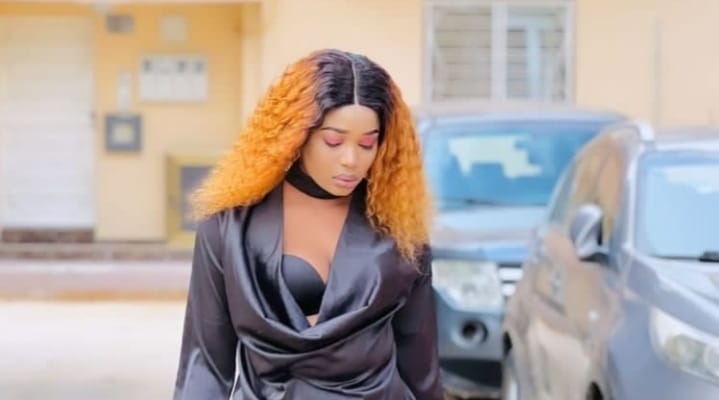 (Photos) : L’animatrice Nafi Diéye sexy en noir