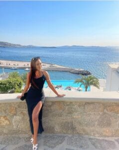 (Photos) : Fente osée, l&rsquo;actrice Marie Paule se la coule douce en Grèce