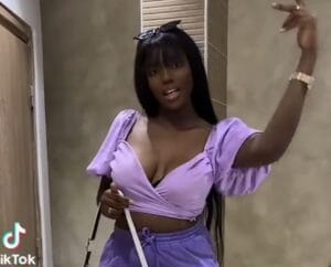 (Vidéo): Crop top, décolleté et forme provoc&rsquo;, la tik tokkeuse Aadjah sexy