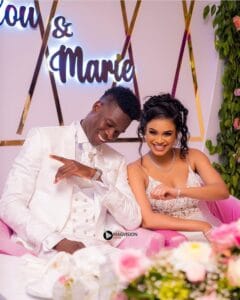 Mariage royal: Genou à terre, Bague au doigt, Pape Abdou Cissé, heureux devant sa femme