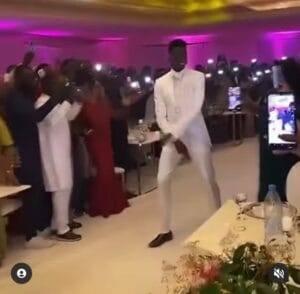 Immature, admirez les pas de danses de Pape Abdou Cissé devant sa femme