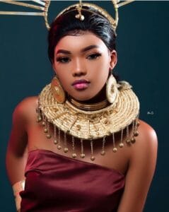 (Photos): Regard provoc&rsquo;, make up soft, l&rsquo;actrice Kadia en mode shooting