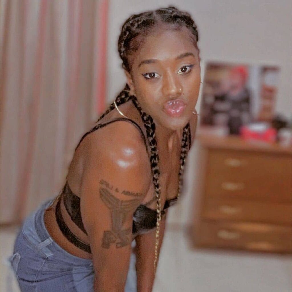 (04 photos) : Jeans ultra déchiré, crop-top et pose sexy, la basketteuse Yacine Diop fait dunk sur la toile