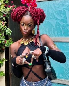 (05 photos) : Make up sophistiqué, coiffure extravagante, mini jupe et crop-top, Diarra de Sen P&rsquo;tit gallé la joue sexy