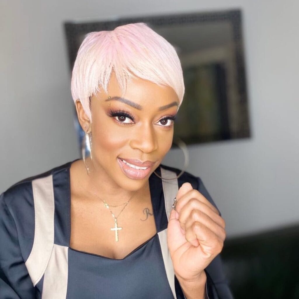 La chroniqueuse Grace Mbizi choque : « Je suis une star, je ne peux être noire »