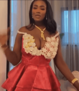 (Vidéo) – Moulée dans une taille basse décolletée, l&rsquo;actrice Ouly expose sa poitrine sans gène