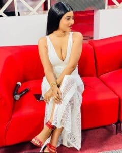 (04 photos) : Décolleté plongeant, robe fendue, Racky Aïdara appelle au voyeurisme