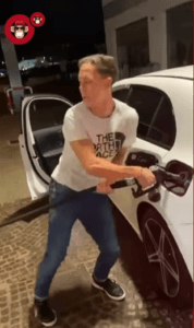 Wally feat Viviane : Un toubab régale les internautes avec sa reprise hilarante de Reguine Tass