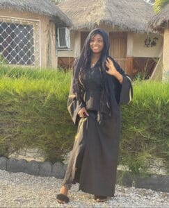 (03 photos) Mode vendredi : Dieyna Baldé sublime en Djellaba noir