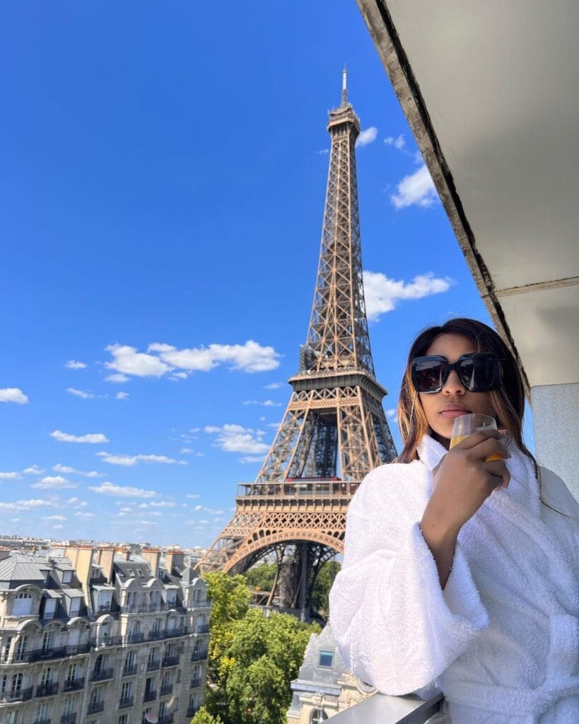 (02 photos) En peignoir, Viviane admire la tour Eiffel et embrase la toile
